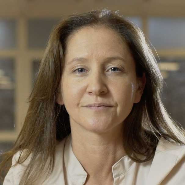 María <span style="color:#A71E50"> Roca </span>
